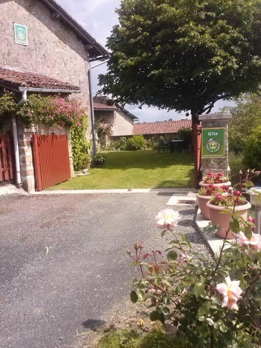 Cottage By The Chateau With Pool In National Parc Les Salles-Lavauguyon Exterior foto